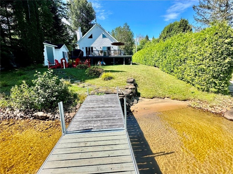 Chalet Zenövia Lakefront with Spa | Lac-des-Plages | Sleeps up to 11 guests