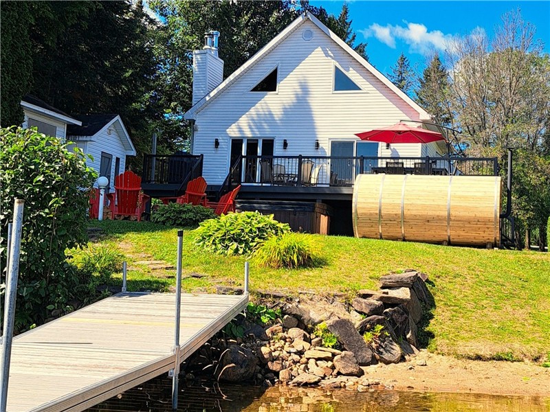 Chalet Zenövia au bord de l'eau avec spa et sauna | Lac-des-Plages | Jusqu'à 11 personnes