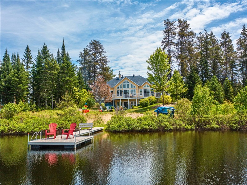 *PASSION CHALETS* | CHALET LAKEHOUSE | LAKEFRONT - BEACH - WATERCRAFTS - SKI - SPA - BBQ - FIREPLACE