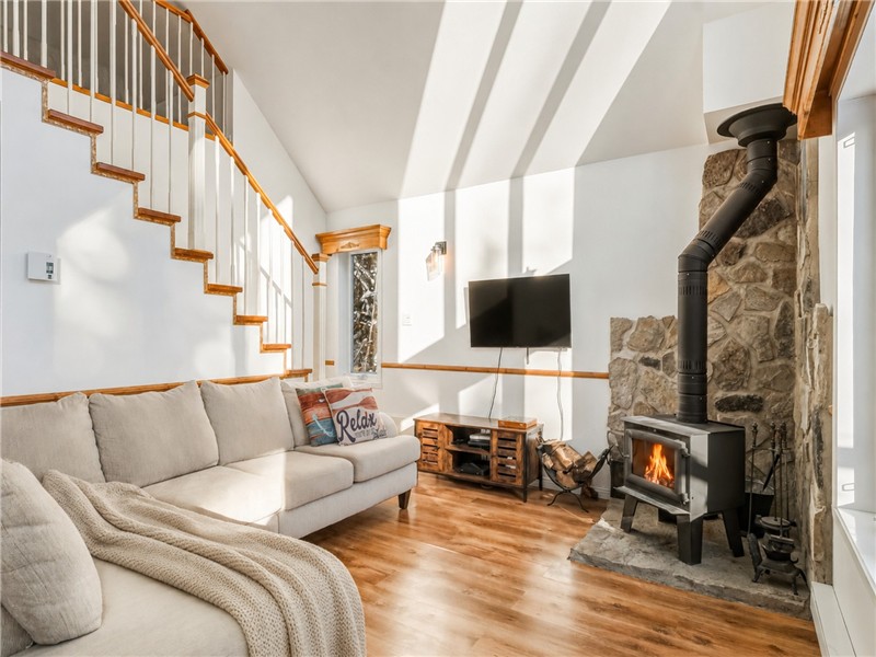 CHALET Le Blanc | Hot Tub, Lakefront & Kayaks