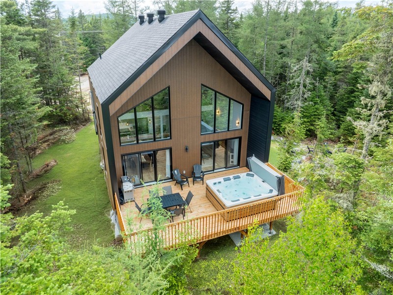 Hot Tub & Pool Table in Shannon | Haut-Zénith