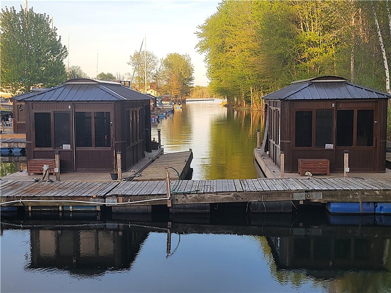 Glamping flottant avec accès inclus à des embarcations à pagaie variées, vélos, piscine, foyer, bbq