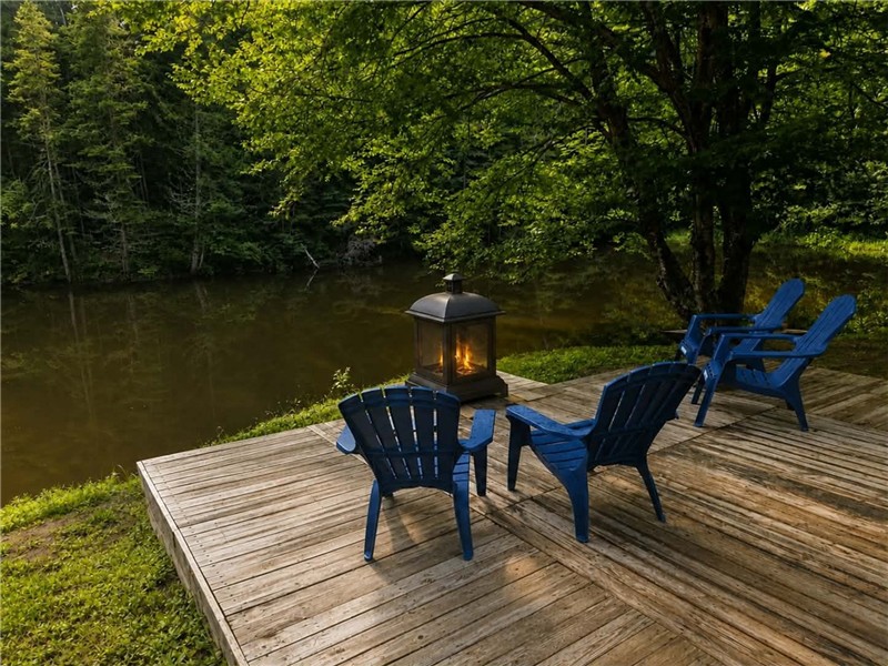 Magnifique chalet avec spa et lac privé.