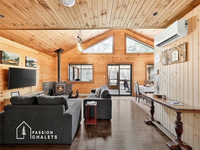 *PASSION CHALETS* | LA CACHE AUX ÉCORCES | RIVER ACCESS - FIREPLACES - BBQ - VERANDA - HIKING TRAILS
