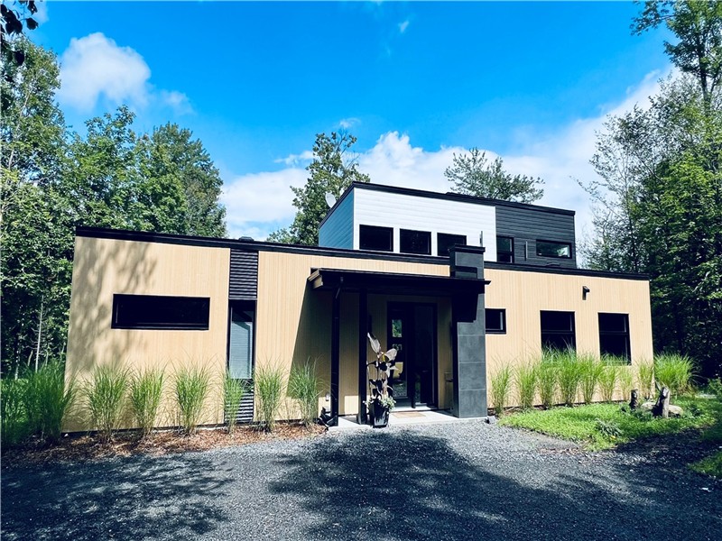 Évasion hivernale en Estrie – Maison contemporaine avec spa et vue sur les montagnes
