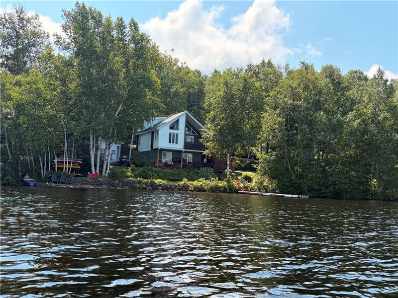 Chalet with a Stunning View of Lac Labrecque