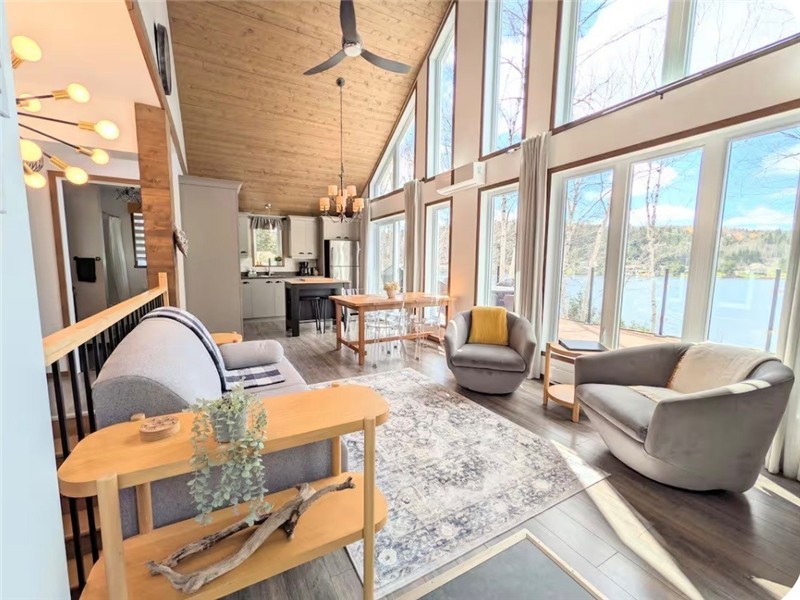 Chalet le Magnifique - A true Haven of peace, right on the water  1 hours 45 minutes from Montréal.