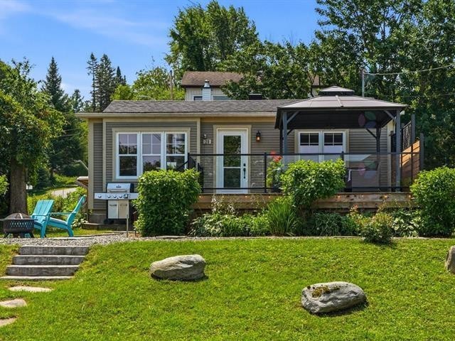 Cozy cottage with view of Lake Brome