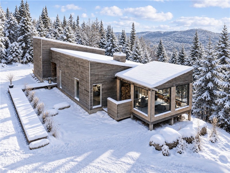 Le Refuge du Cap — Contemporary Mountaintop Chalet in Val-David | 31+ Days