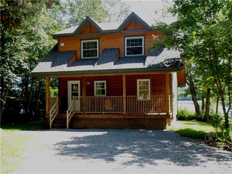 Waterfront Cottage on Lac Gélinas