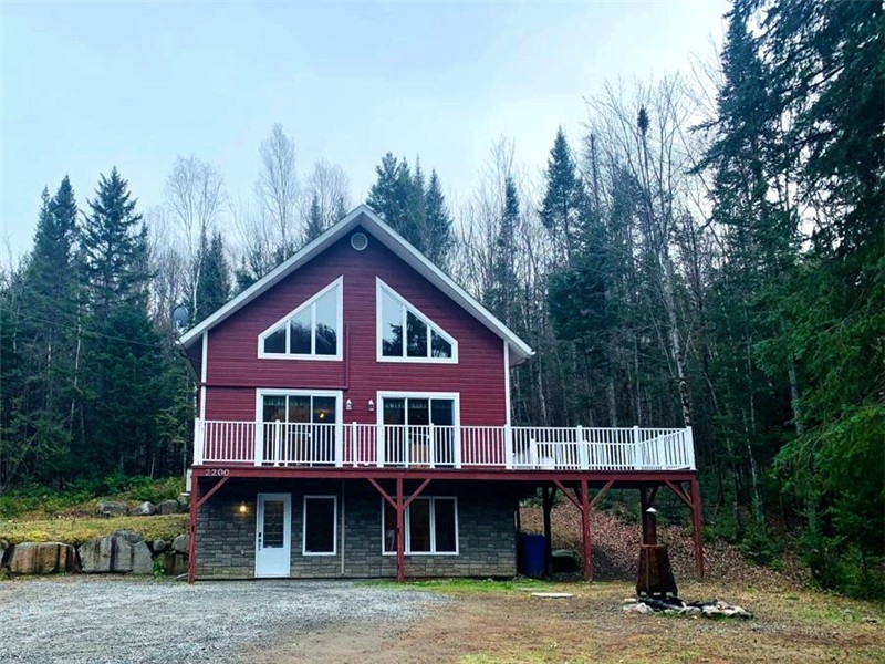Superbe Chalet Suisse Clé en Main à Sainte-Adèle | Entièrement Meublé, Spa, Tout Inclus