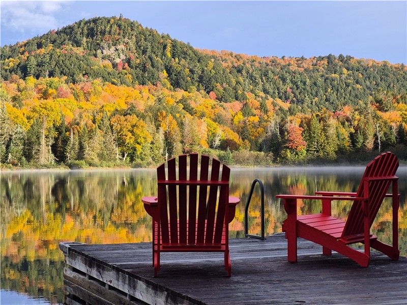Refuge des Huards c'est un chalet quatre saisons dans les laurentides a cote d'une belle lac. 31 jrs