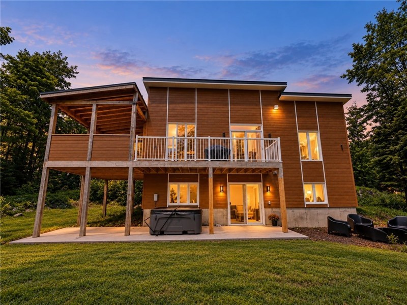 Le Chalet Grewal | Hot Tub, Fireplace & Nature!