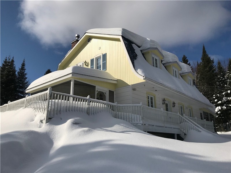 Laurentian Winter season rental on the edge of Lake Manitou in Ivry, 10-15 minutes from Mont Blanc