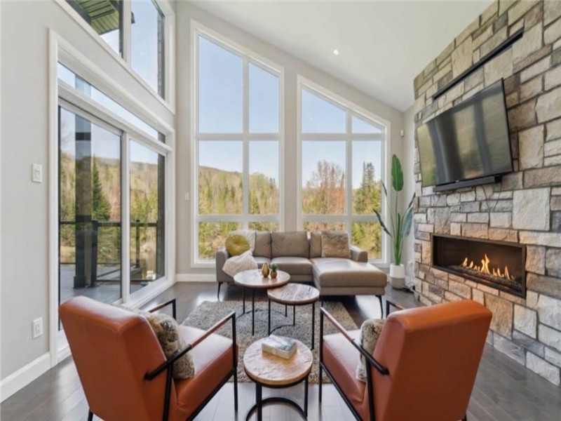 *PASSION CHALETS* | LE SOMPTUEUX | RIVERFRONT - WATERCRAFT - SPA - POOL TABLE - FOOSBALL - FIREPLACE