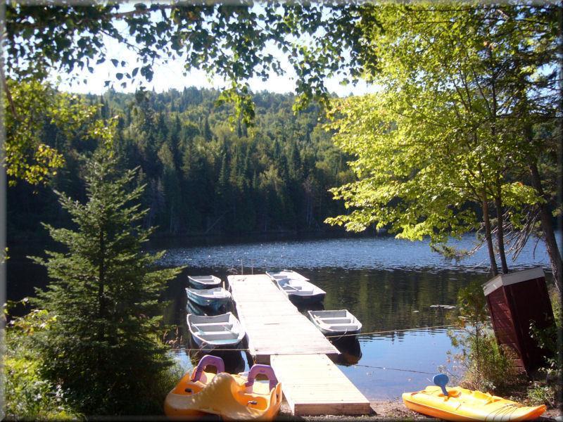 CLUB L EVASION AVEC 5 EMBARCATIONS,KAYAKS,PÉDALO ET CHALOUPE PRIVÉS SUR LE BORD DE L EAU