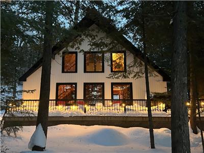 Chalet Hivernal  Bord de Lac – Cachette Sérendipité -Ski, Patin, Raquettes & Détente au Foyer