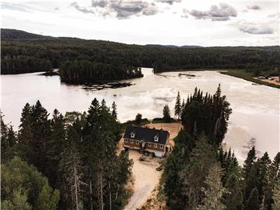 Charming Waterfront Lake-House (28 Adults)