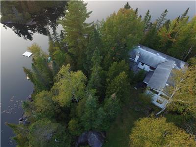 Private Waterfront Cottage, pristine clean and quiet lake
