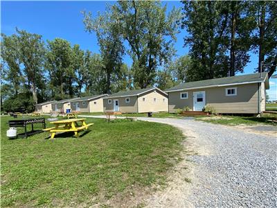 Resort: Cottages, huts on the water and bubbles!