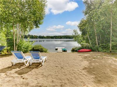 Chalet  louer  St-lie-de-Caxton au bord du Lac Plaisant avec plage de sable