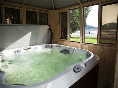 Beachfront chalets with private hot tubs! Sainte-Lucie-des-Laurentides - Emme Chalets