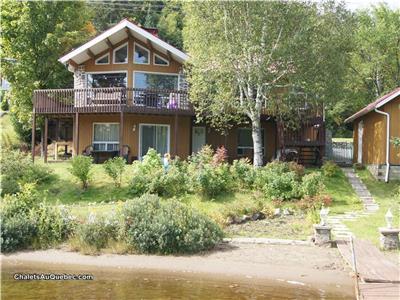 Fox Chalet - 185 feet of Waterfront on Lac St-Joseph - Private Beach!
