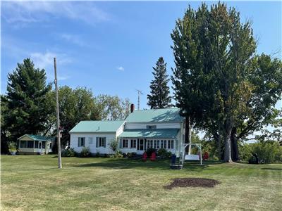 Quenville Farmhouse on the St. Lawrence