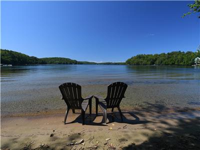 Chalet ensoleill sur le lac Chapleau