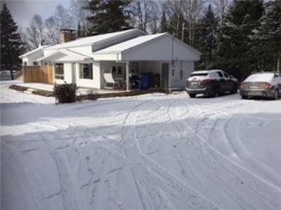 Chalet for rent with SPA on the water's edge.