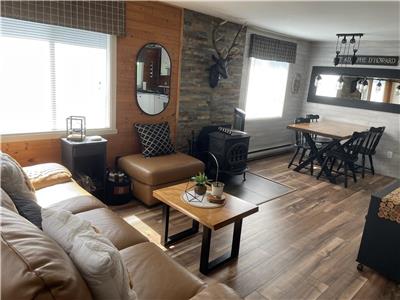 Chalet Le Juliette situ au bord de l'eau, Lac  la Truite, Ste-Adolphe d'Howard.Prs de St-Sauveur.