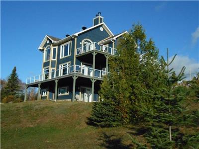 Le Refuge Haut 113 de Charlevoix avec SPA et  superbe vue sur le fleuve et  deux pas du Massif