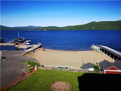 Bord du Lac Archambault,St-Donat  Vue superbe sur le lac et les montagnes! 3 Min de Ski Garceau