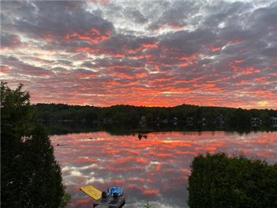 Renovated cottage on Lac Forget, 10 minutes away from the mountain -