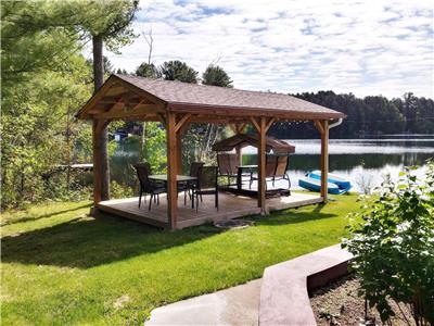 RENOVATIONS LARGE WATERFRONT COTTAGE FOR SWIMMING - WIFI - AVAILABLE FOR FAMILY GET-TOGETHER!