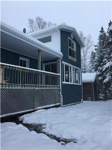 Chalet spacieux et confortable au bord du Lac Huit Milles (#295866)