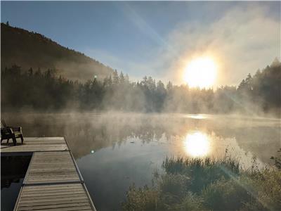 CHALET PIC-BOIS, 3 rooms, SPA, STREAM, DOCK, LAKE, PING-PONG, KAYAK, SUP, SAINT-ADOLPHE-D'HOWARD