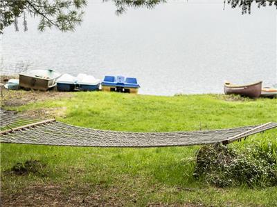 Ste-Lucie chalet - boats, air conditioning, veranda mosquito, private beach, taxes included