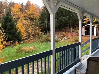 Spacious cottage w. pool in Eastern Townships