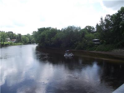  PROXIMITE DU MONT-TREMBLANT-AU BORD DE LA RIVIERE ROUGE- 2 KAYAKS FOURNIS