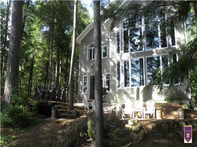 Rustic Chic-lake side-quiet-full nature-campfire-equipped kitchen-snowshoes-cross-country skiing