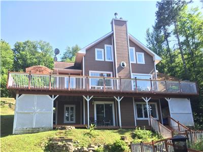 Superbe chalet situ sur le bord de l'eau dans le Domaine des Lacs  ***Location court terme***