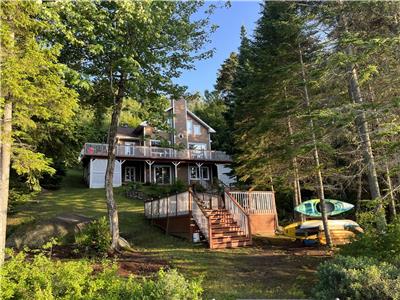 Chalet bord de l'eau dans le Domaine des Lacs!