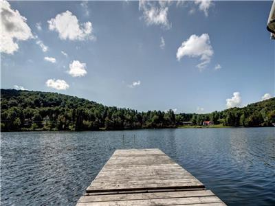 Chalet Au Lac Bord de l'eau SPA, table Billard, WIFI grand terrain privé, table de fooseball,