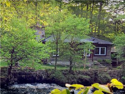 CHALET DU MOULIN, SPA, FIREPLACE, ROMANTIC, ORIGINAL ROUND WOOD, RIVER IN WATERFALLS, SUBLIME VIEW