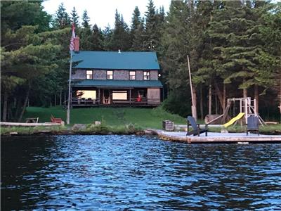 Chalet centenaire en bois rond sur un lac priv.