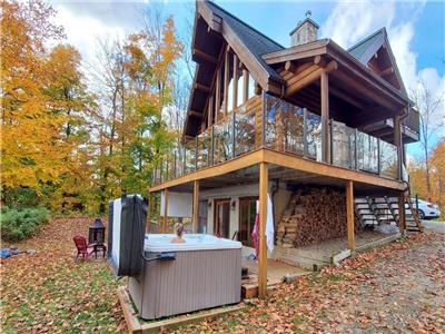 CHALET52 - LOG COTTAGE WITH 4 BEDROOMS AND PRIVATE SPA - 25 MINUTES FROM TREMBLANT
