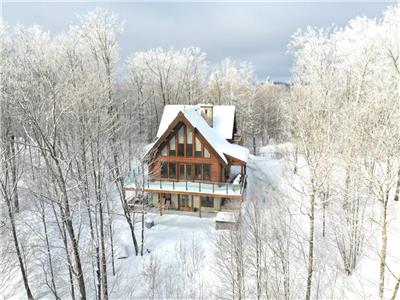 CHALET52 - CHALET EN BOIS ROND, 4 CHAMBRES, SPA PRIV - 25 MINUTES DE TREMBLANT