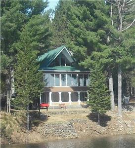 Chalet directement au Bord d'un lac ''Le Grand Chevreuil'' 4 chambres, Wi-Fi, tltravail