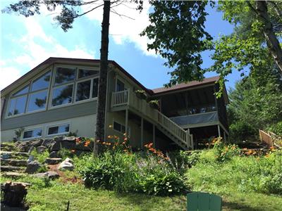 Le chalet du bonheur (avec spa vue sur le lac)idal pour tl-travail/wi-fi.